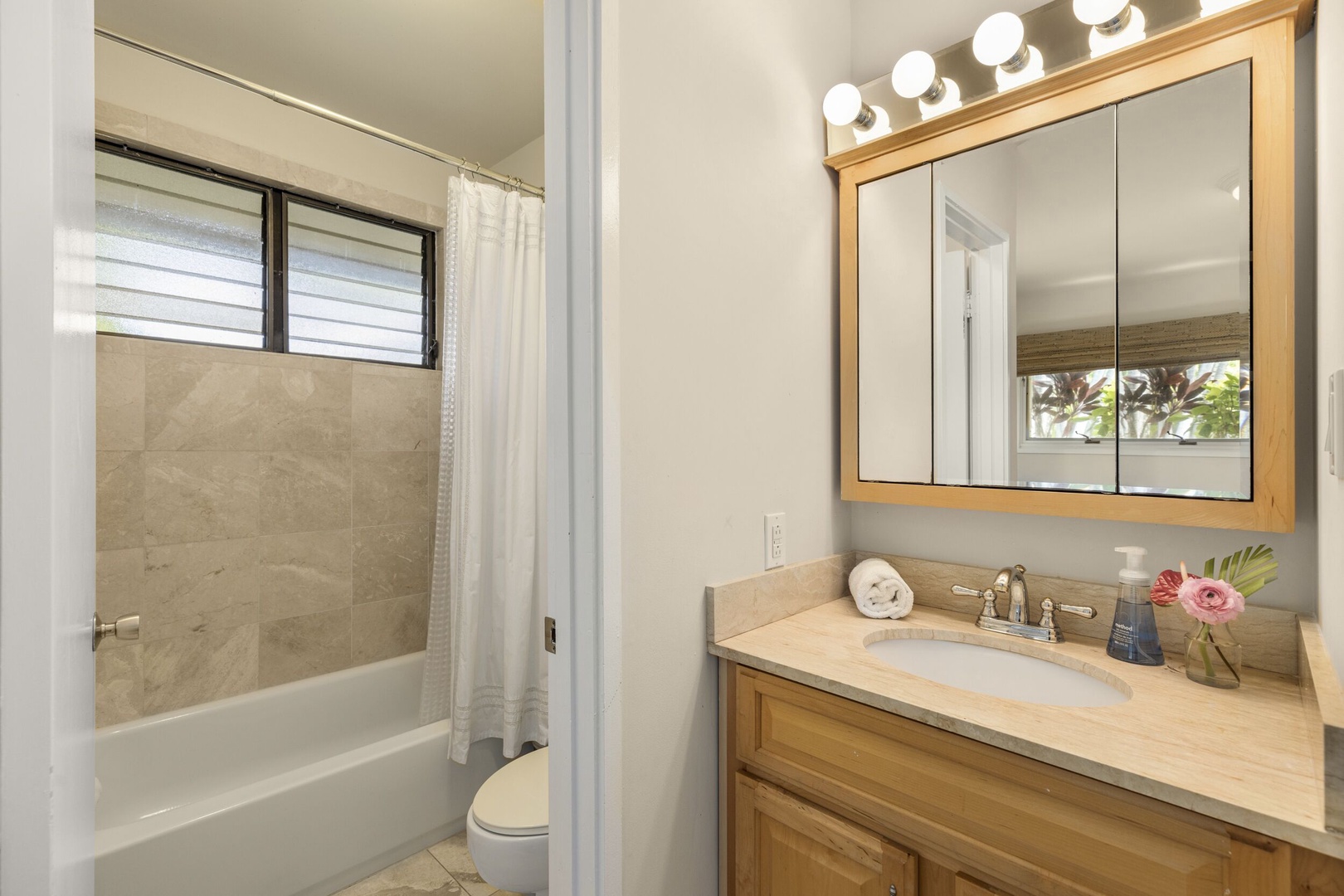 Honolulu Vacation Rentals, Kahala Breeze - Guest cottage bathroom.