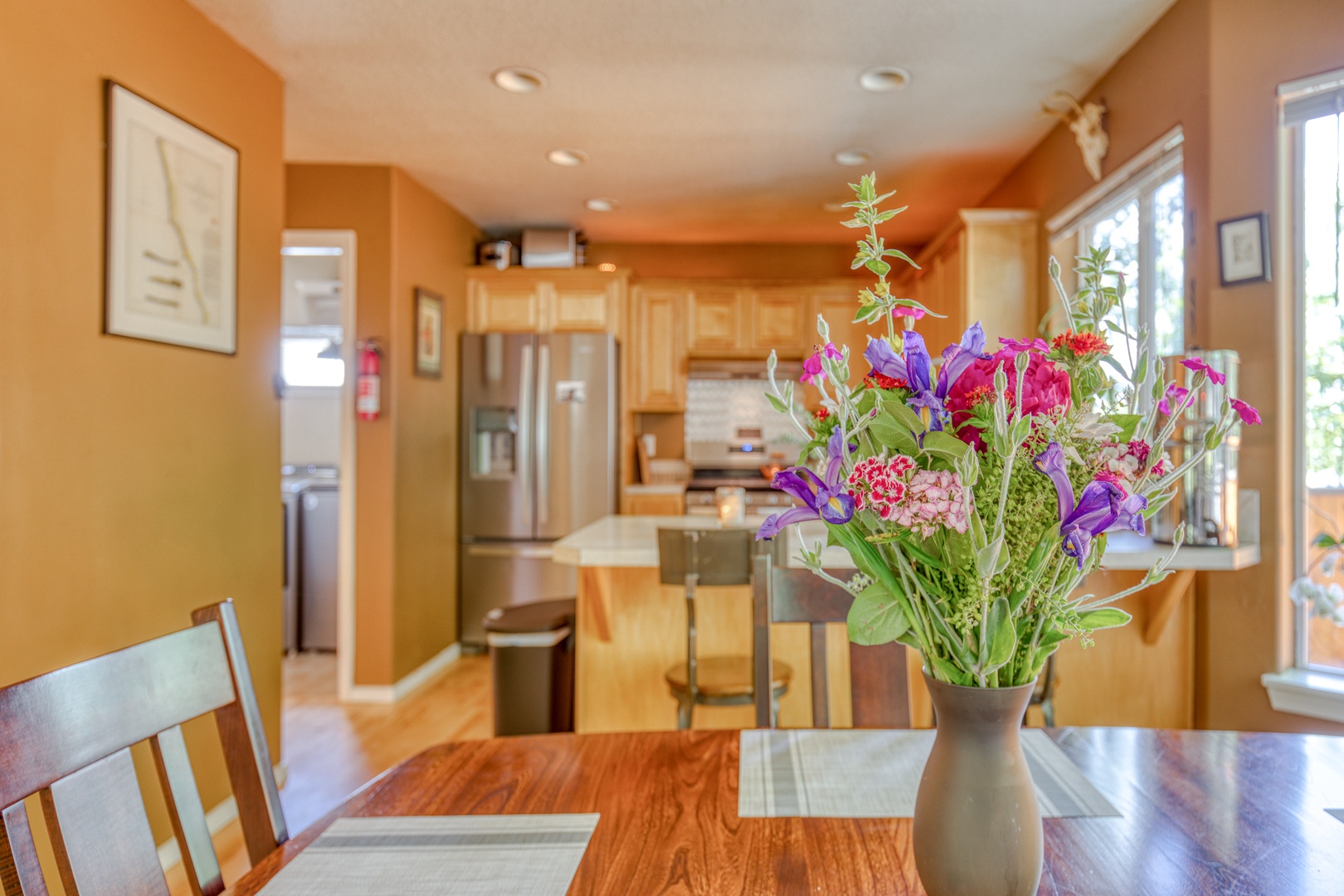 Clackamas Vacation Rentals, Duck Crossing - You can easily keep the chef company from the dining table