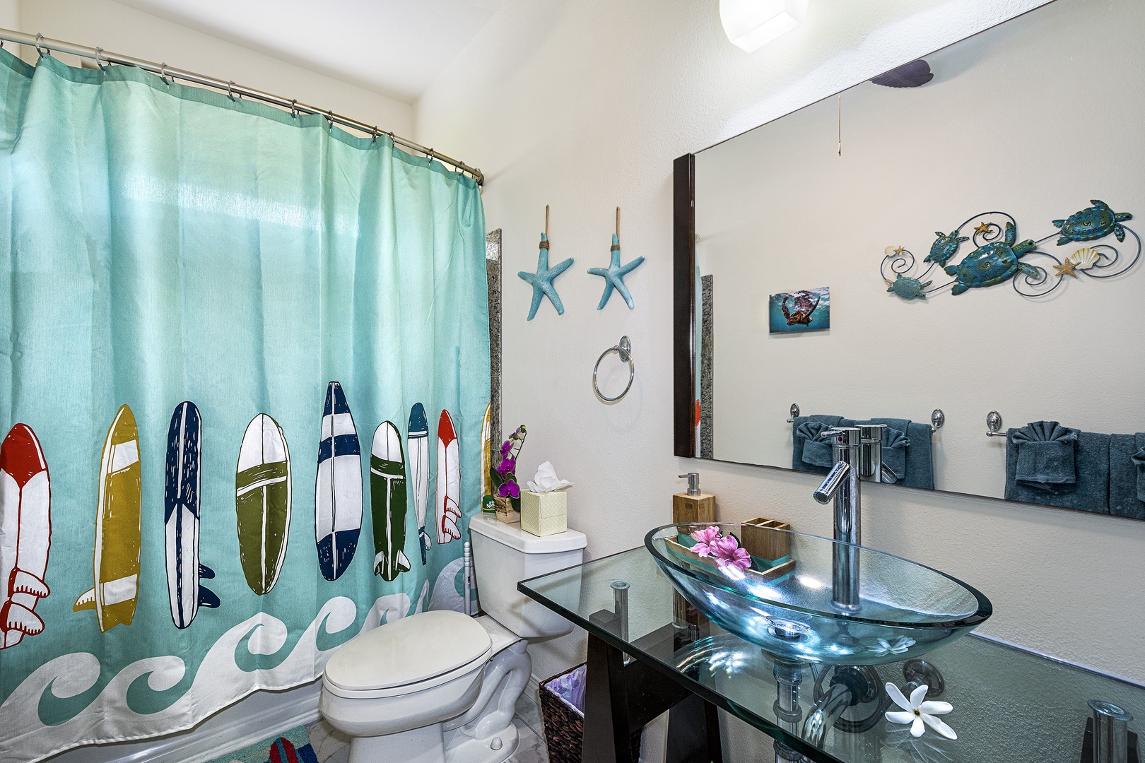 Kailua Kona Vacation Rentals, Maile Hale - Guest bathroom with tub/shower combo