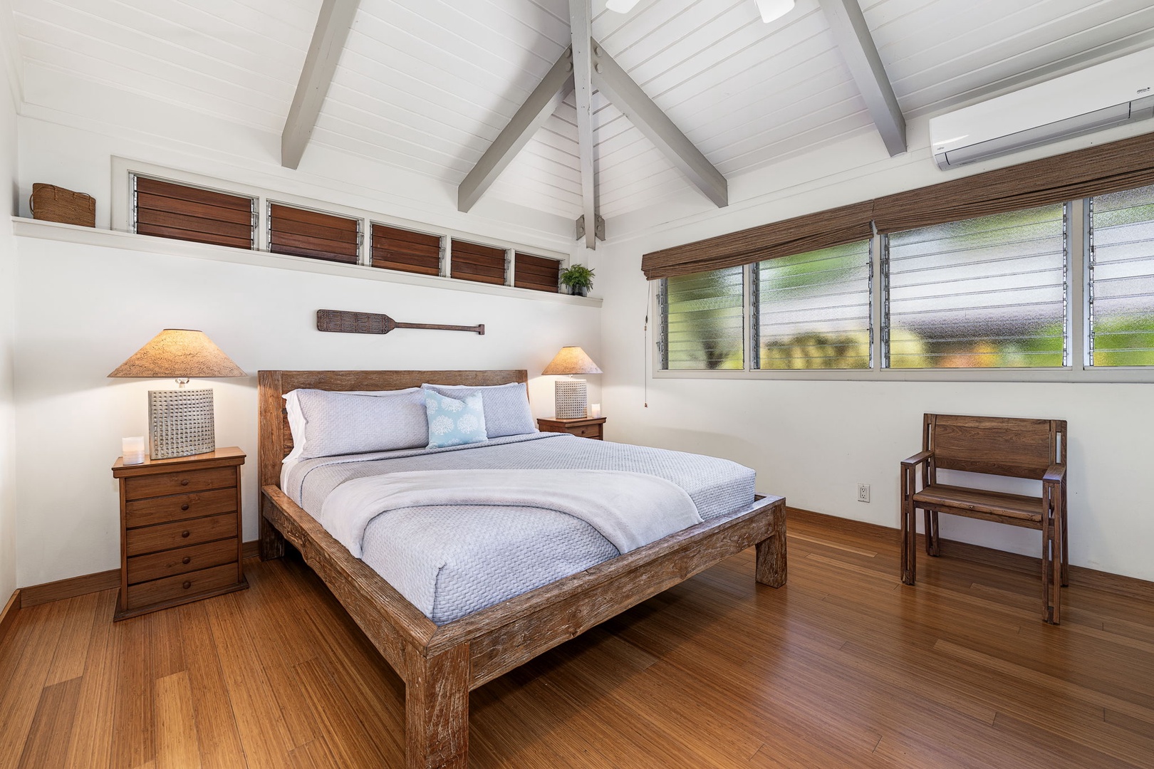 Kamuela Vacation Rentals, Island Time Retreat - Paddle-oar decor and a garden window give this bedroom a low-key, beachy feel.