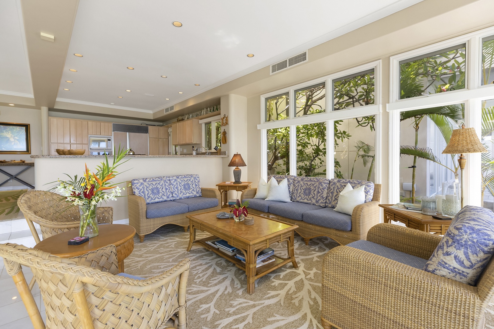 Honolulu Vacation Rentals, Diamond Head Surf House - Living room area, looking mauka (toward the mountains)