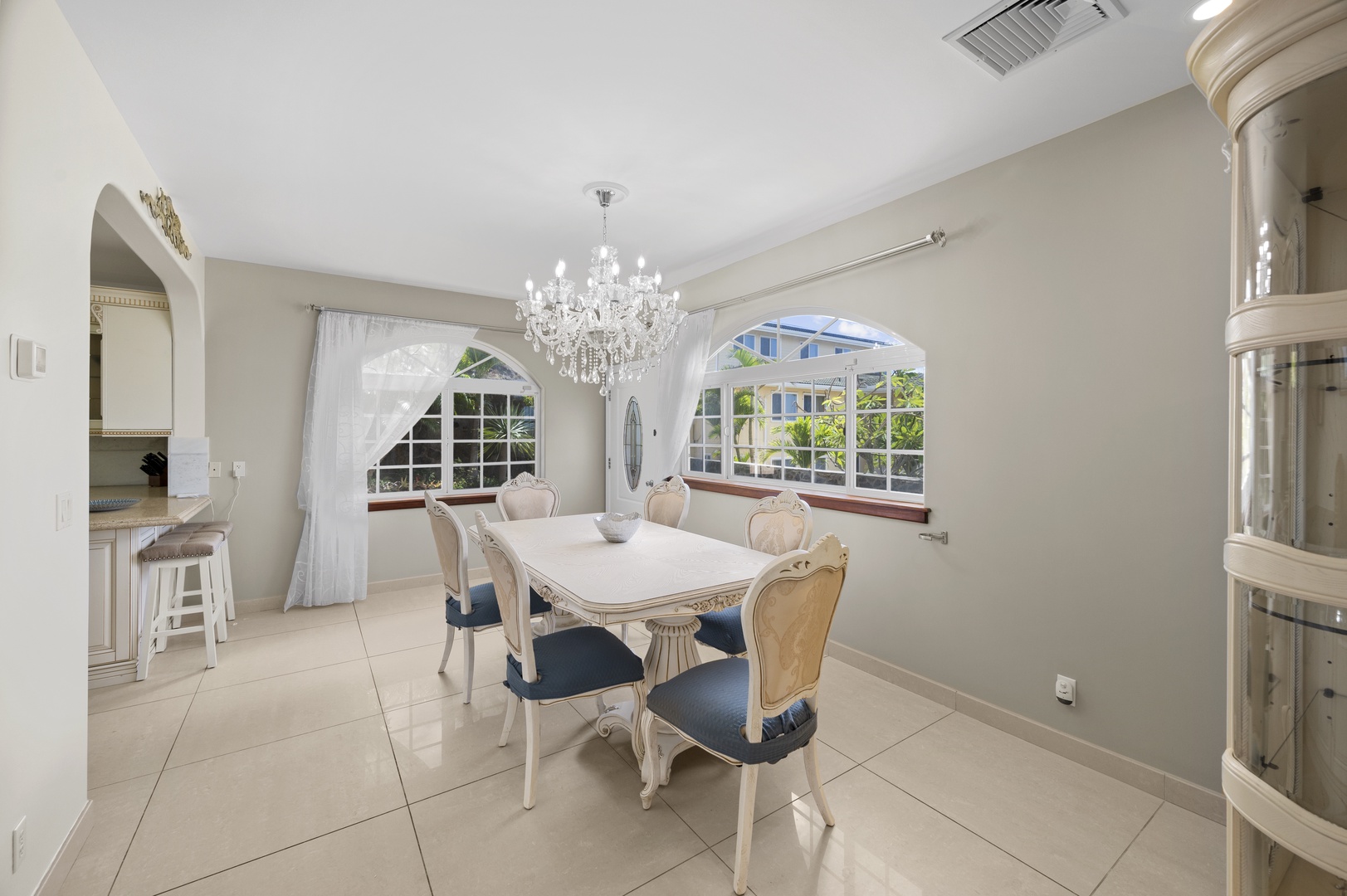 Honolulu Vacation Rentals, Lotus on a Hill* - The formal dining area comfortably seats 6. Additional foldable chairs are available in the garage.