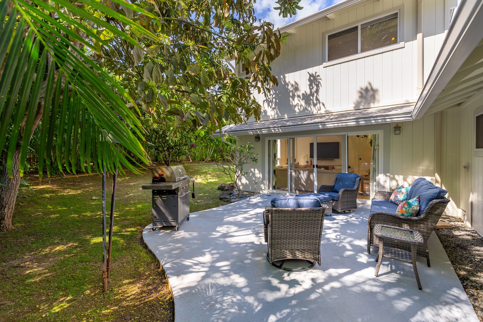 Kailua Vacation Rentals, Nohie Lanikai - Relax on the shaded lanai with cozy seating, perfect for morning coffee or evening drinks.