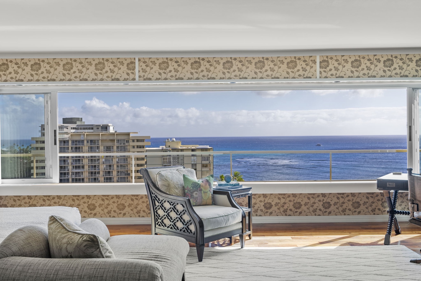 Honolulu Vacation Rentals, Hale Kaimana Breeze - Stunning seating area with panoramic views of the sparkling ocean.