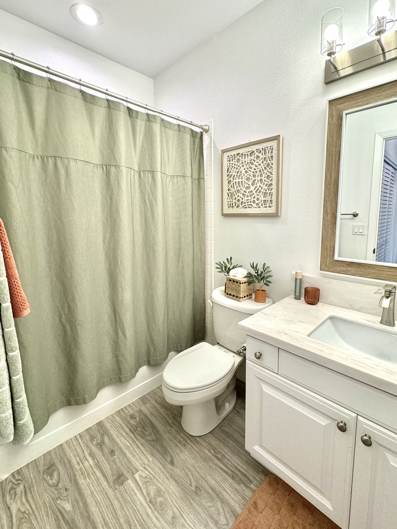 Kapolei Vacation Rentals, Coconut Plantation 1074-1 - Well-appointed bathroom featuring a combination shower and tub, ample counter space, and earth-toned decor.