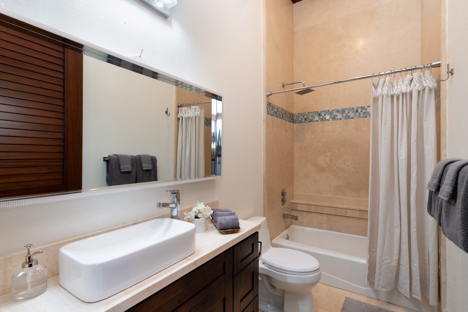 Honolulu Vacation Rentals, Wailupe Seaside - 2nd level and features a queen bed with a/c and en-suite bath with a shower/tub.
