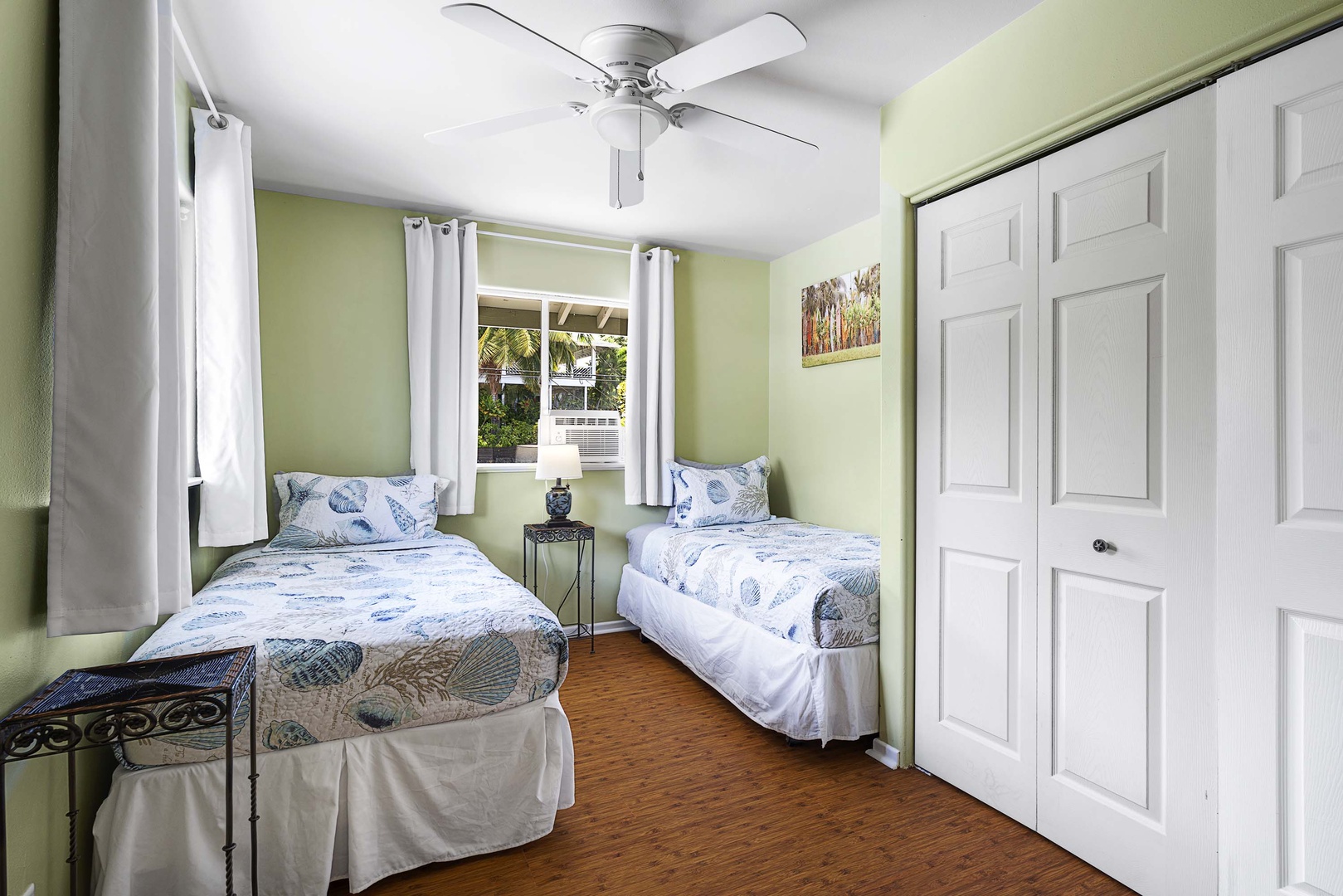 Kailua Kona Vacation Rentals, Hale A Kai - 2nd floor guest room equipped with 2 Twins and A/C