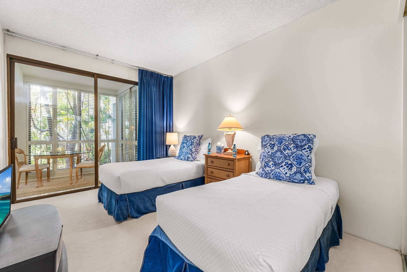 Honolulu Vacation Rentals, Kahala Beachfront Villa - The guest bedroom has two twin beds and garden views.