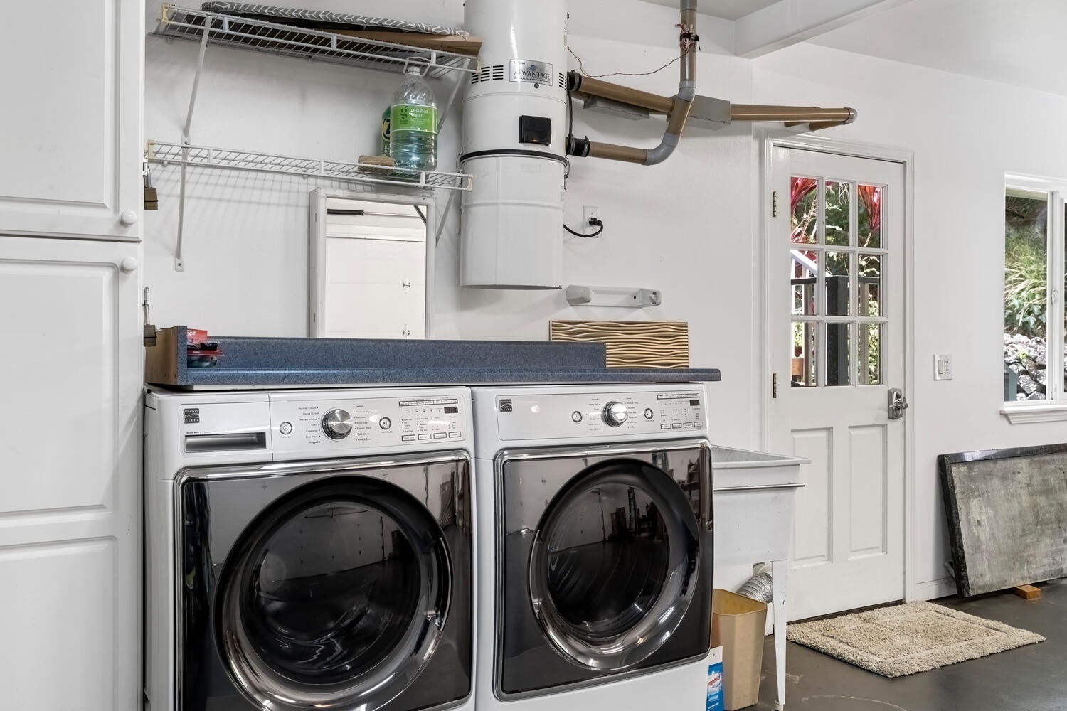 Kailua Kona Vacation Rentals, Honu O Kai (Turtle of the Sea) - Washer and dryer in the garage