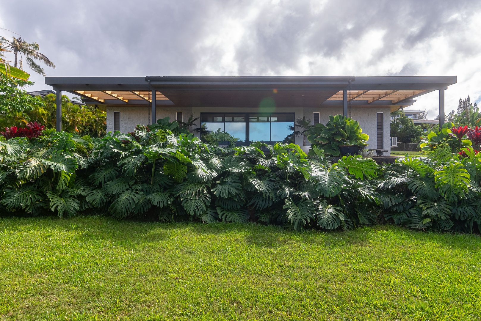 Haleiwa Vacation Rentals, Hale Mahina - A scenic garden retreat with vibrant plants creates a serene escape.