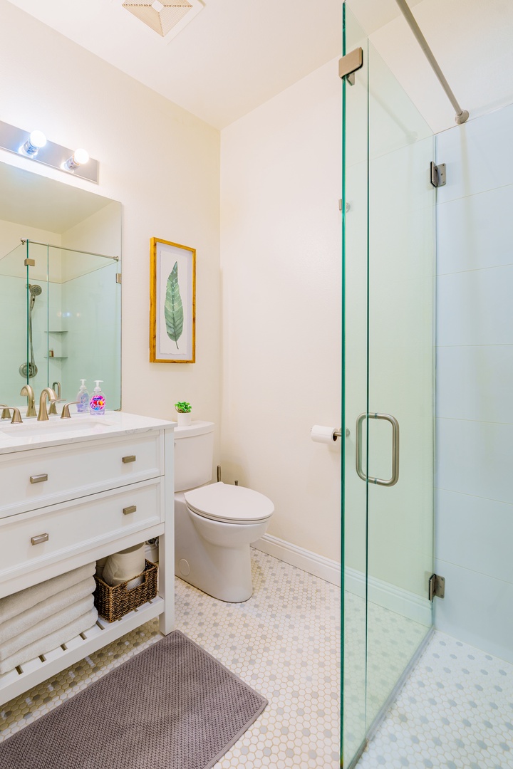 Kapolei Vacation Rentals, Coconut Plantation 1078-1 - The well-lit downstairs bathroom.