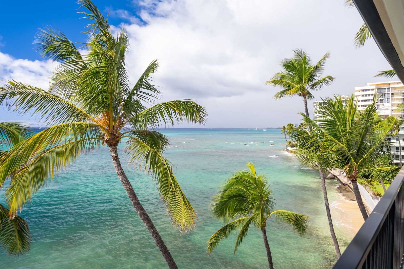 Honolulu Vacation Rentals, Kaimana Views - Panoramic ocean views with vibrant blue waters and palm trees, bringing island beauty to your doorstep.