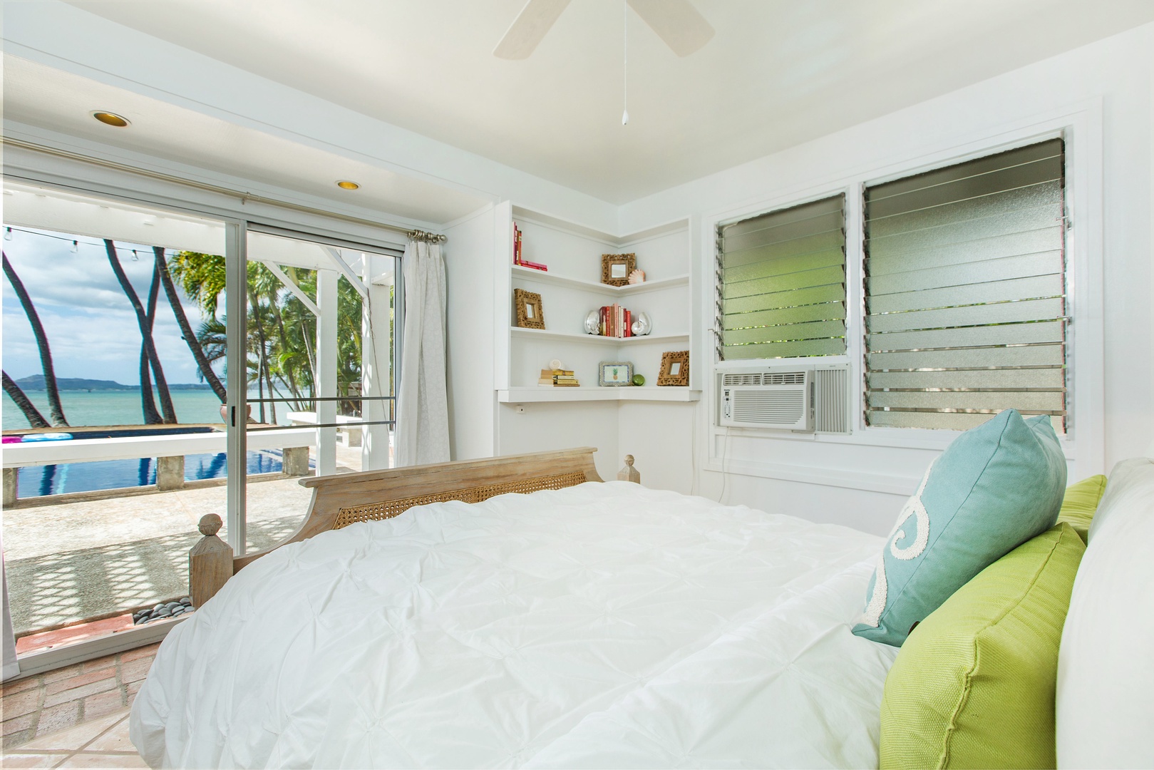 Honolulu Vacation Rentals, Hale Kai - Queen ocean view room with air conditioner.