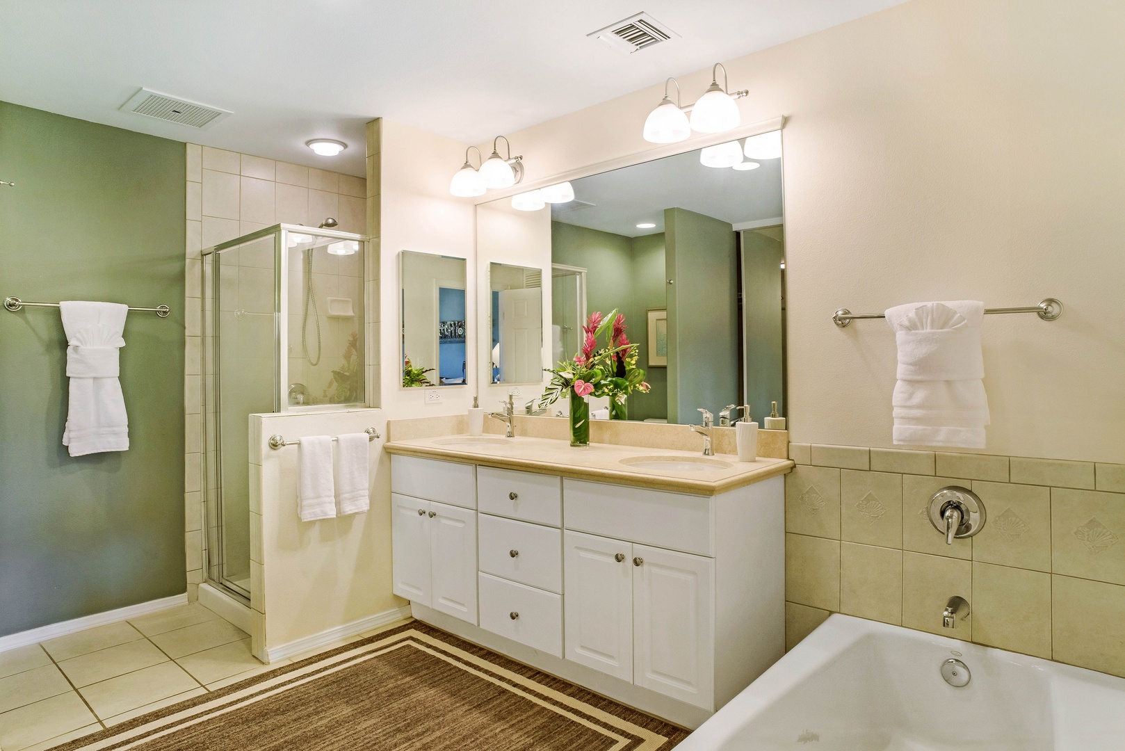Waikoloa Vacation Rentals, Waikoloa Colony Villas 403 - Spacious Ensuite Primary Bath w/ Dual Sinks, Large Soaking Tub and Glass Enclosed Shower