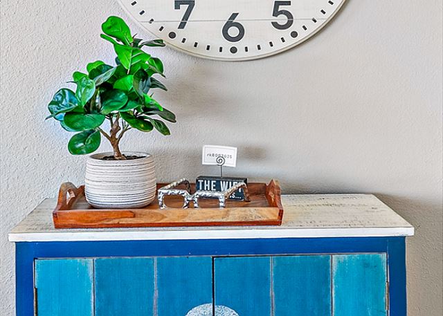 Lahaina Vacation Rentals, Royal Kahana 1010 - A close-up of the entryway showcases thoughtful coastal decor, creating a welcoming and stylish space.