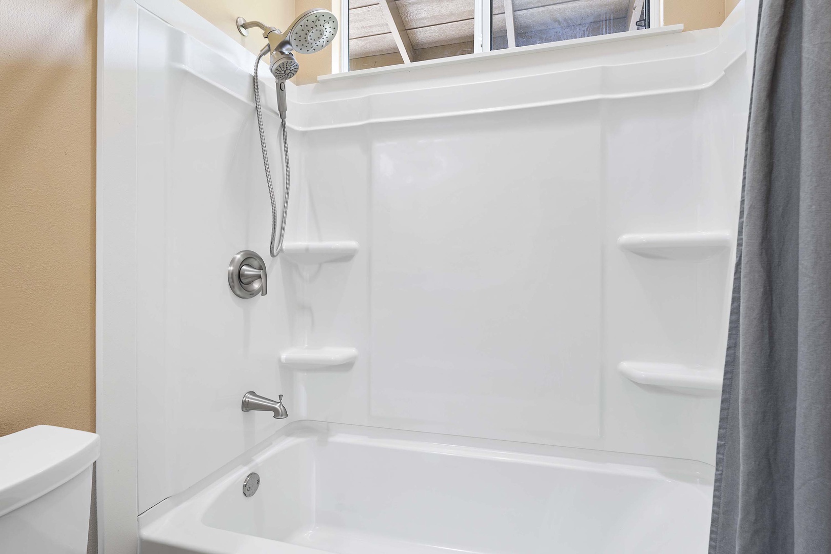 Kailua Kona Vacation Rentals, Kahakai Estates Hale - Tub/shower combo in the guest bathroom