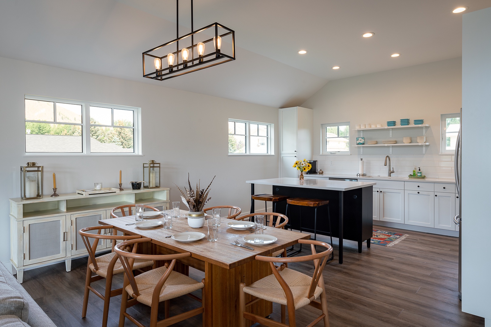 Hailey Vacation Rentals, Contemporary Red Feather Comfort - The dining table comfortably seats 6 and can accommodate 2 more people at the breakfast bar