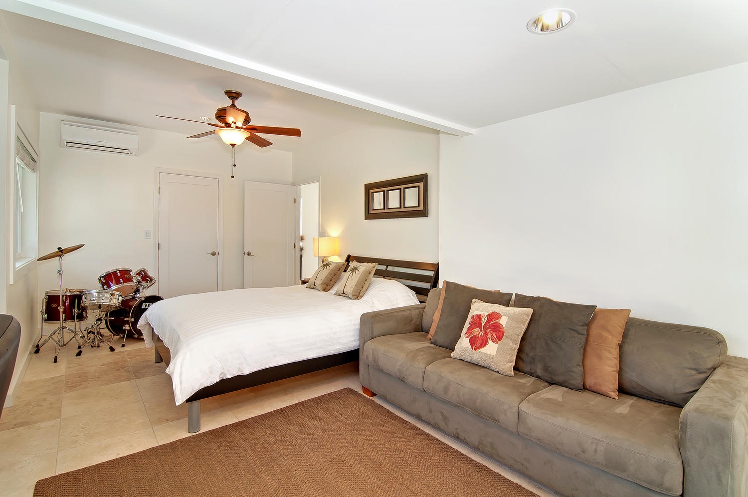 Honolulu Vacation Rentals, Kahala Lani - Bedroom Five - Sleeps Four. Queen bed, Sofa bed has been replaced with a twin day/trundle bed (queen), with its own lanai