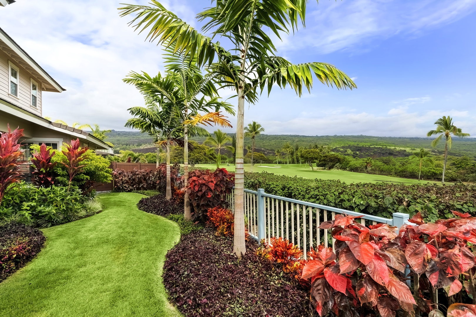Kailua Kona Vacation Rentals, Green/Blue Combo - Side yard for activities