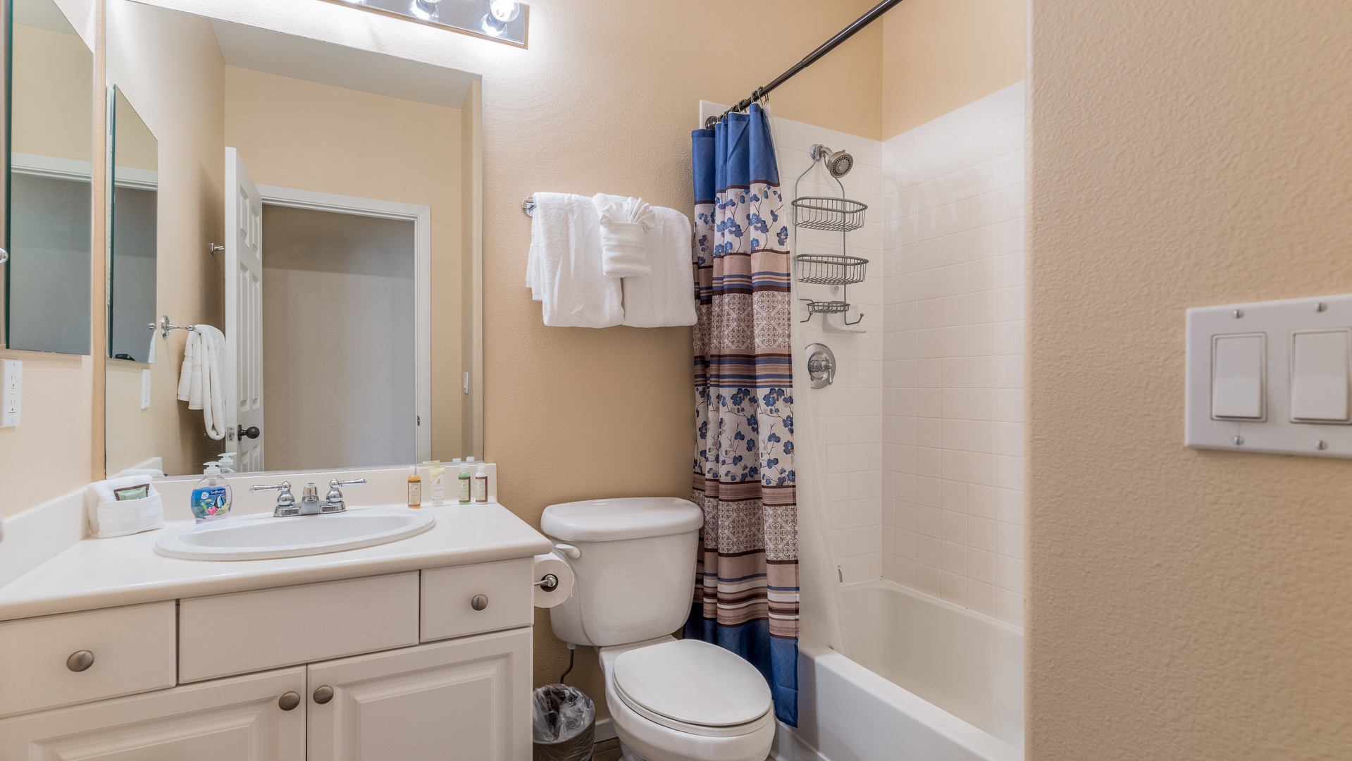 Kapolei Vacation Rentals, Coconut Plantation 1192-4 - The second guest bathroom with a shower.