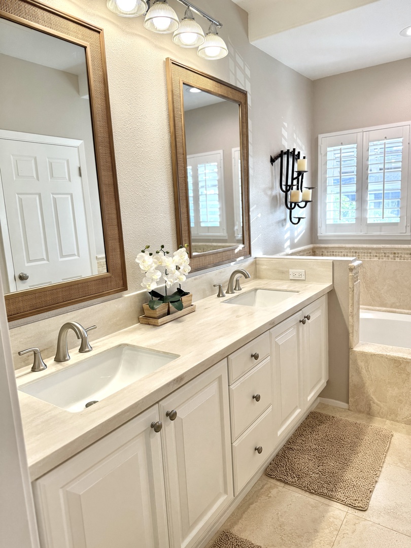 Kapolei Vacation Rentals, Coconut Plantation 1074-1 - The primary guest bathroom with a luxurious tub for soaking.