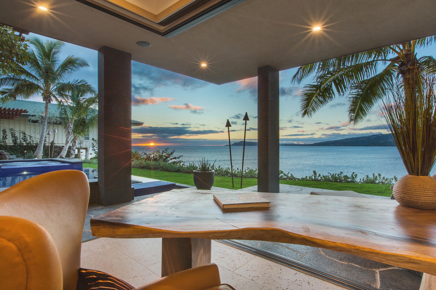 Honolulu Vacation Rentals, Maunalua Bay Estate - Oceanfront office views.