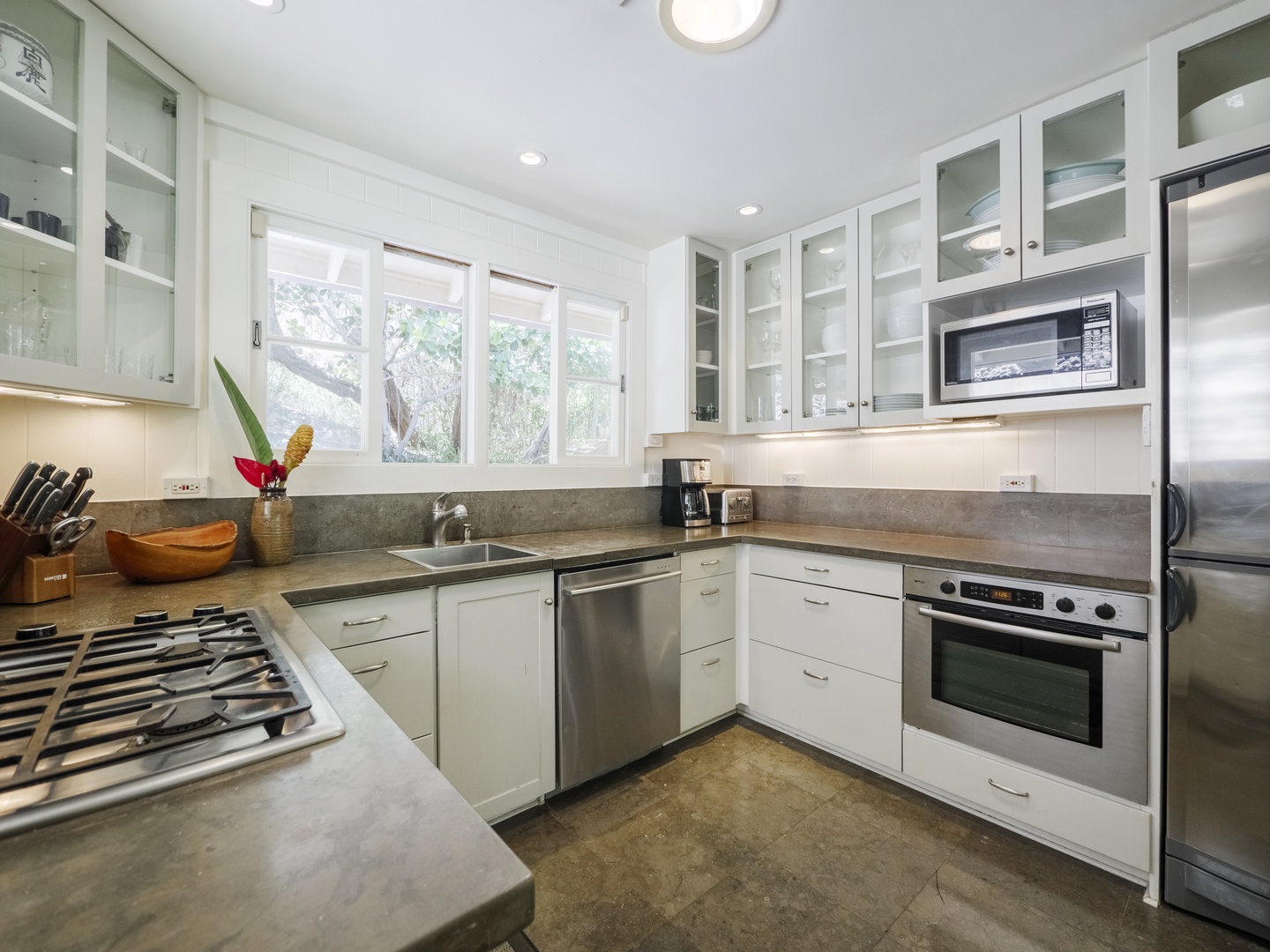 Honolulu Vacation Rentals, Diamond Head Bali Retreat** - Create sumptuous meals in our gourmet kitchen, with slate countertops with gas stove and a complete set of kitchen appliances.