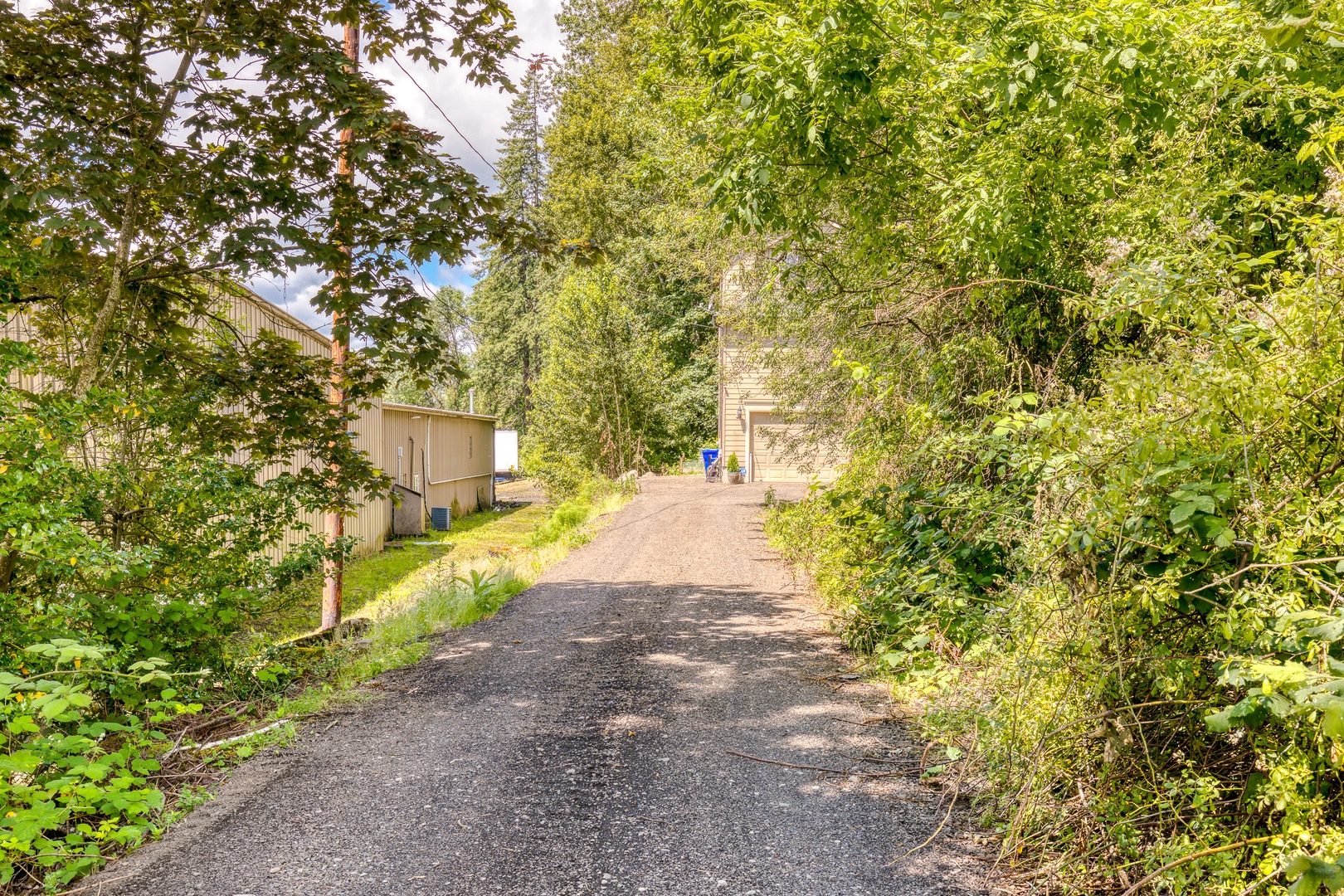Clackamas Vacation Rentals, Duck Crossing - The long driveway leads up to the home