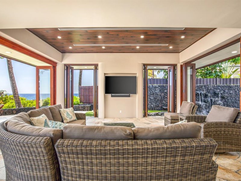 Kailua Kona Vacation Rentals, Blue Water - Enjoy your favorite shows on the Smart TV