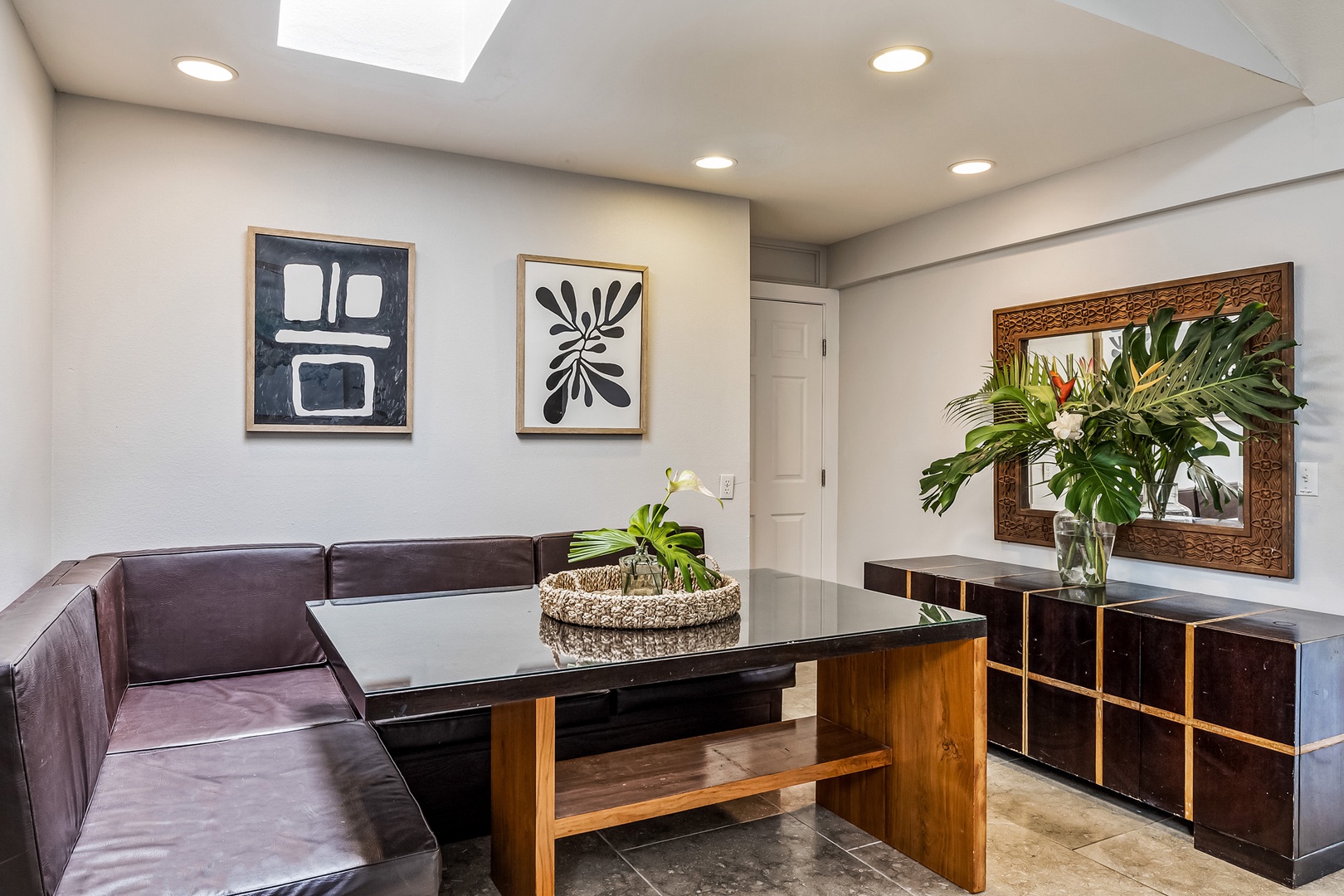 Honolulu Vacation Rentals, Hale Ho'omaha - Gather here for a quick snack, morning coffee, or a game night