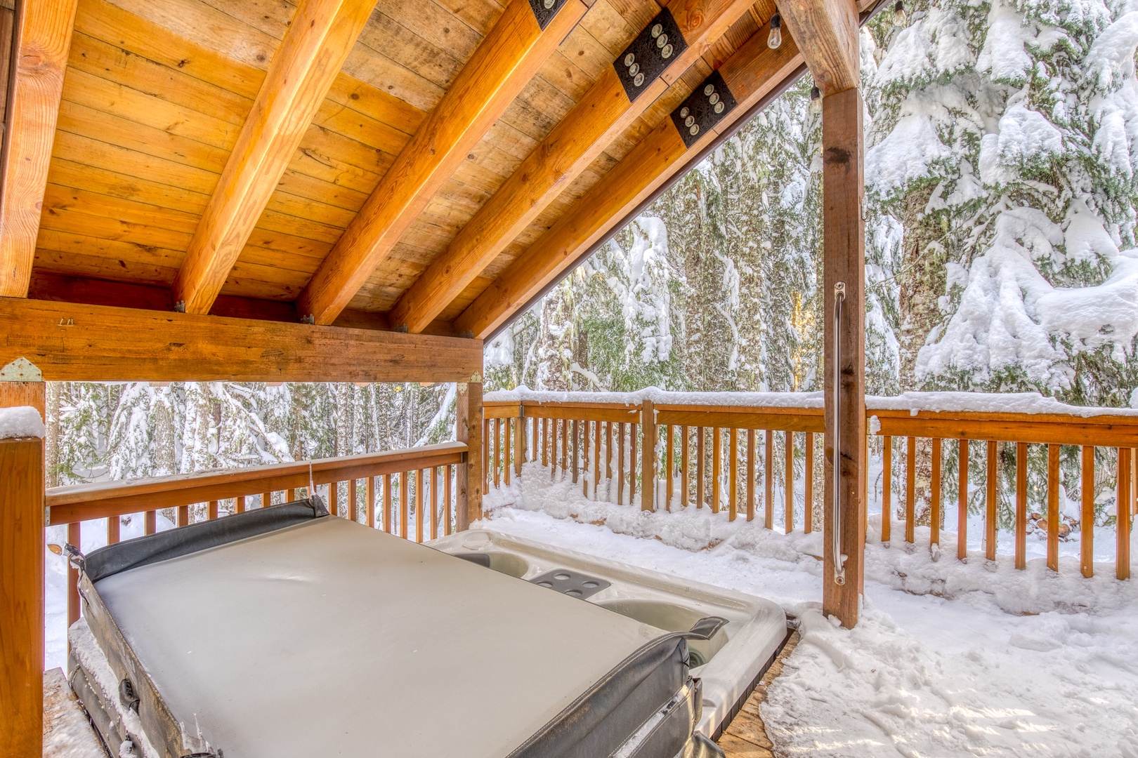 Government Camp Vacation Rentals, Glade Trail Lodge - Deck with hot tub