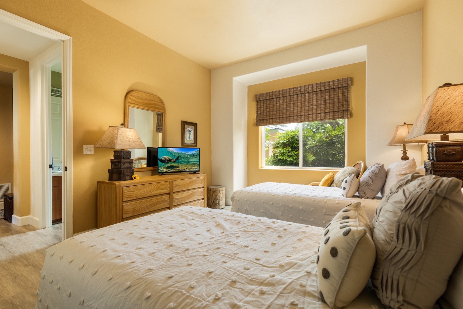 Kamuela Vacation Rentals, Kumulani I-1 - Guest Bedroom set up as Twin beds.