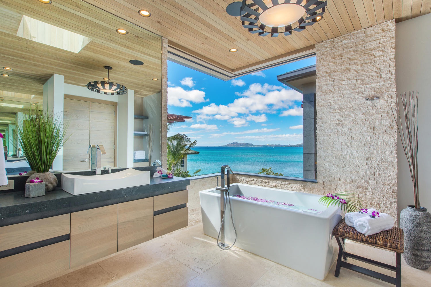 Honolulu Vacation Rentals, Ocean House 4 Bedroom - Primary bathroom views