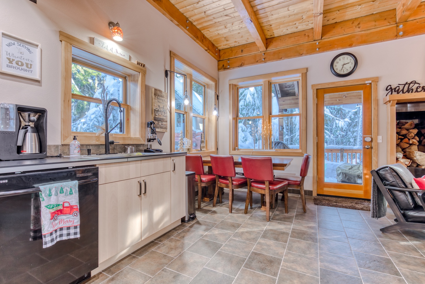 Government Camp Vacation Rentals, Glade Trail Lodge - kitchen and dining area