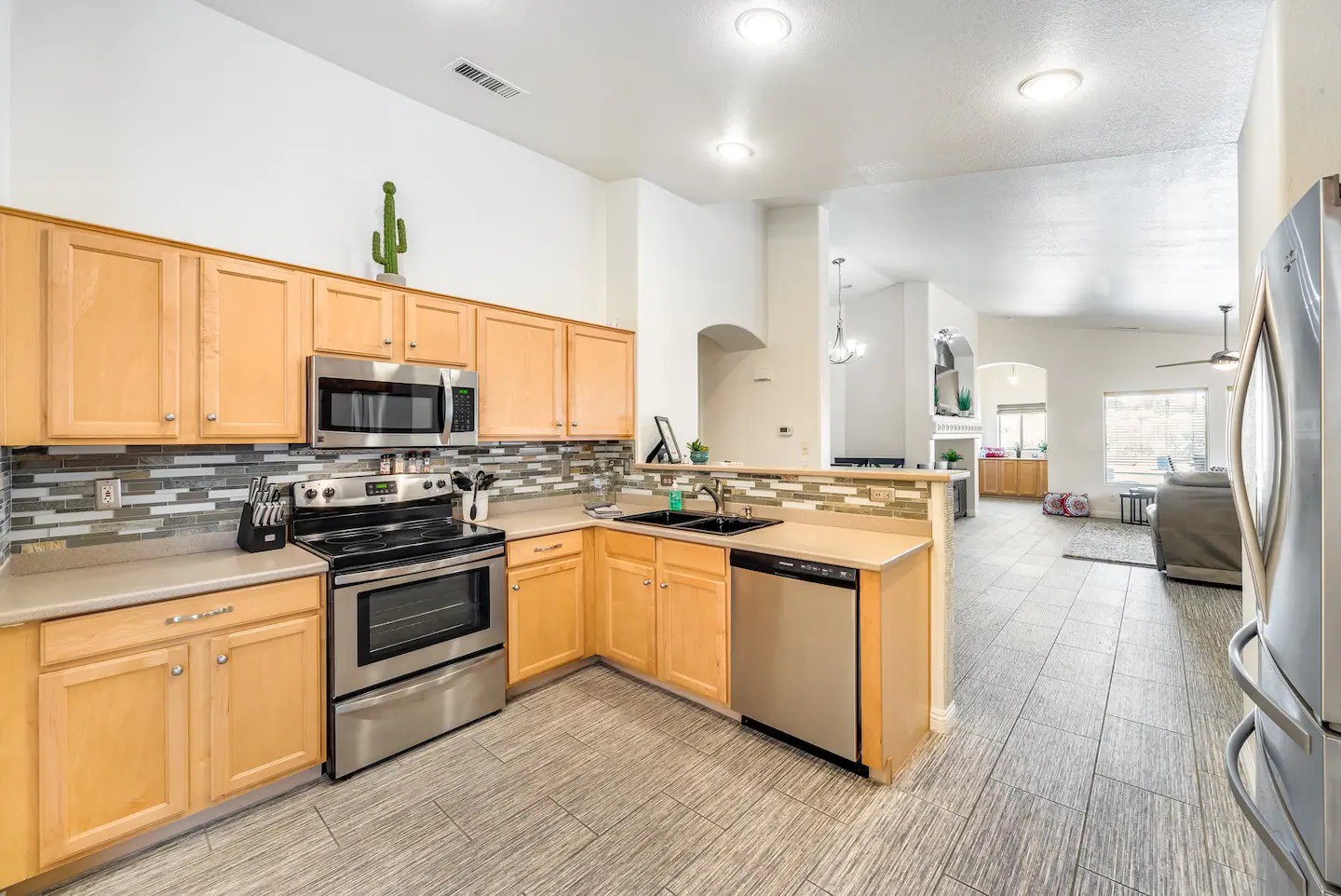 Goodyear Vacation Rentals, Foothills Sunny House - Kitchen
