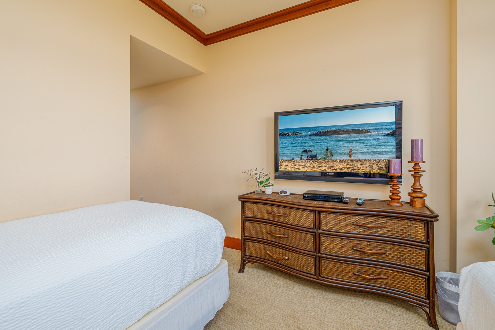 Kapolei Vacation Rentals, Ko Olina Beach Villas O904 - The second guest bedroom with a TV and dresser.