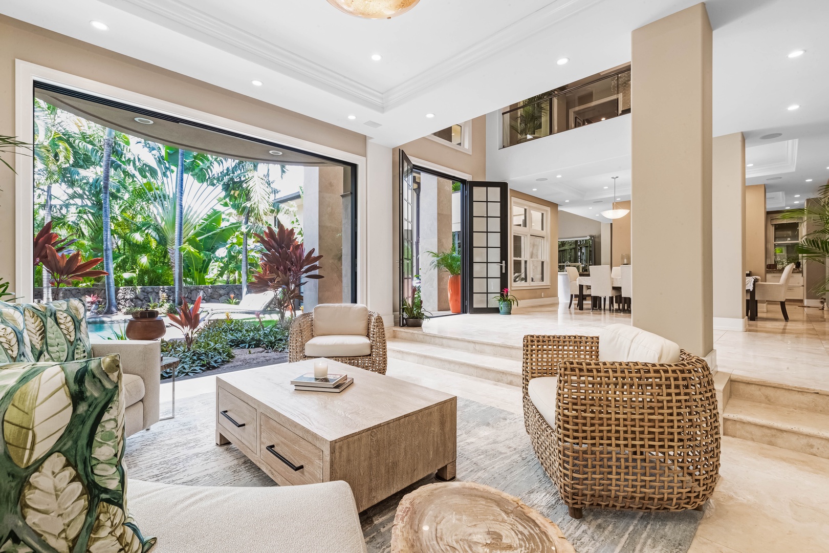 Honolulu Vacation Rentals, Pili Pono - Spacious indoor lounge with garden views and natural light welcomes you in.
