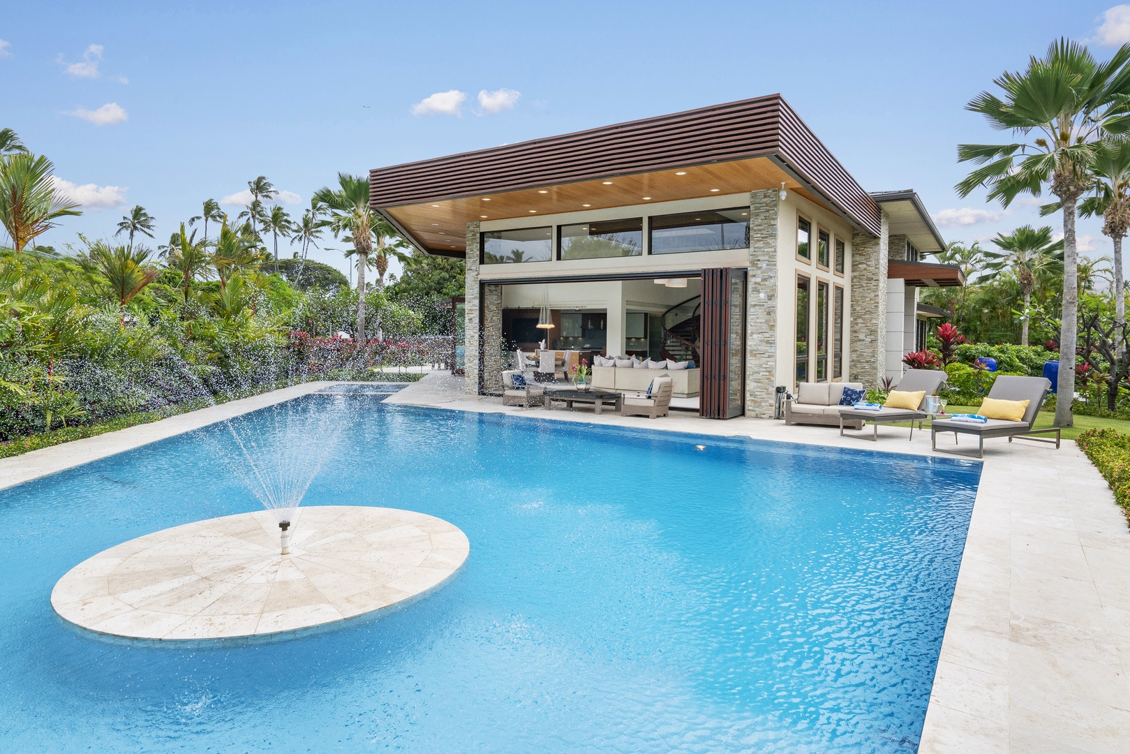 Honolulu Vacation Rentals, Kahala Grand Splendor - Pool Fountain