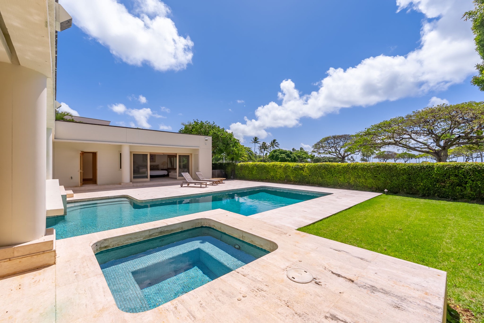 Honolulu Vacation Rentals, Luxury Golf Course Retreat in Kahala - 1077 Waiholo* - 