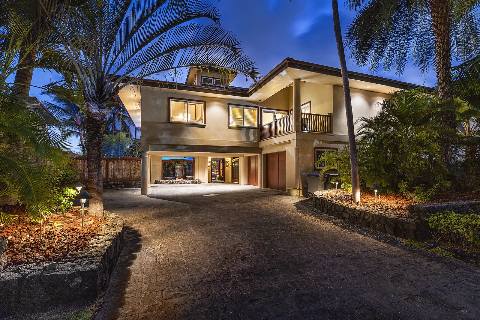 Kailua Kona Vacation Rentals, Mermaid Cove - Entrance to the house in the evening