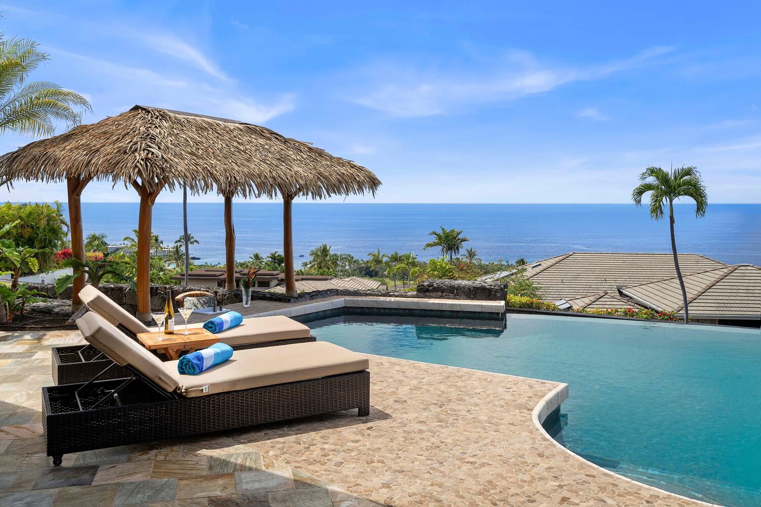 Kailua Kona Vacation Rentals, Island Oasis - Enjoy the pool side bar with swim up seating!