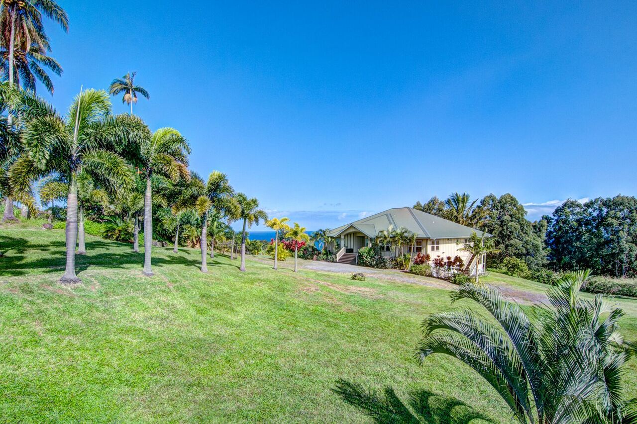 Honokaa Vacation Rentals, Hale Luana (Big Island) - The grand lawn of Hale Luana, a sumptuous estate!