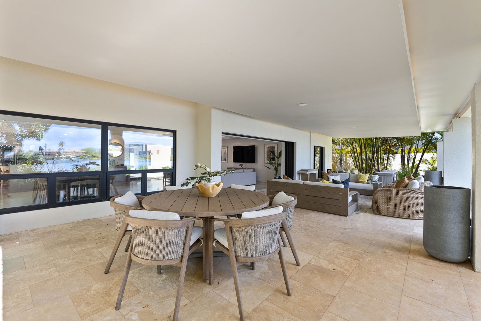 Honolulu Vacation Rentals, The Lagoon House 3BR - Spacious lanai blending lounge and dining areas with easy indoor-outdoor flow.