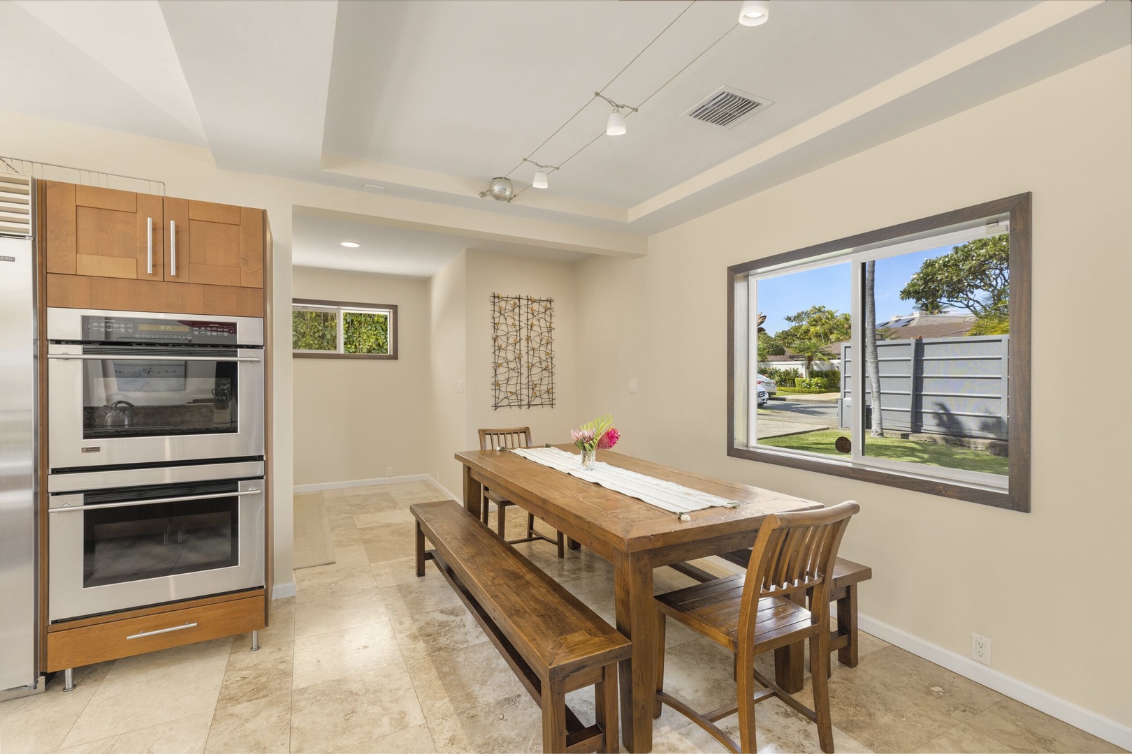 Honolulu Vacation Rentals, Kahala Breeze - Breakfast Table.