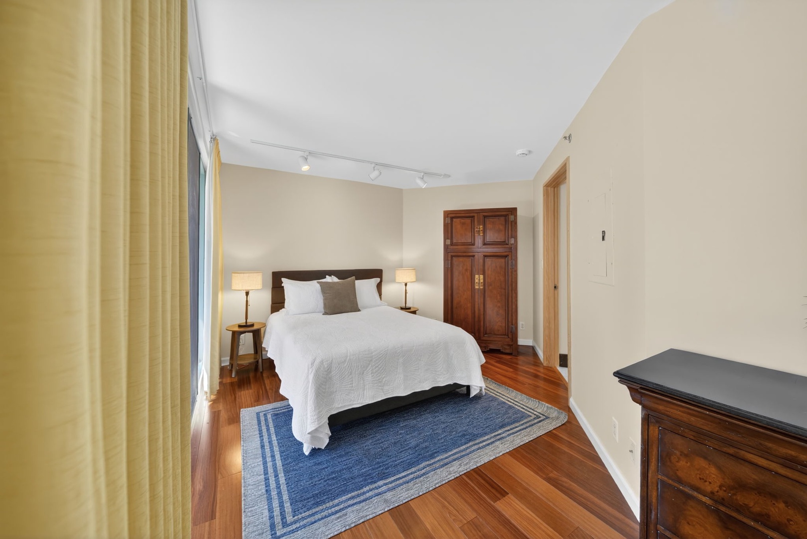 Honolulu Vacation Rentals, Island View at Waikiki Landmark - Rest comfortably in this serene bedroom with hardwood floors and classic island style.