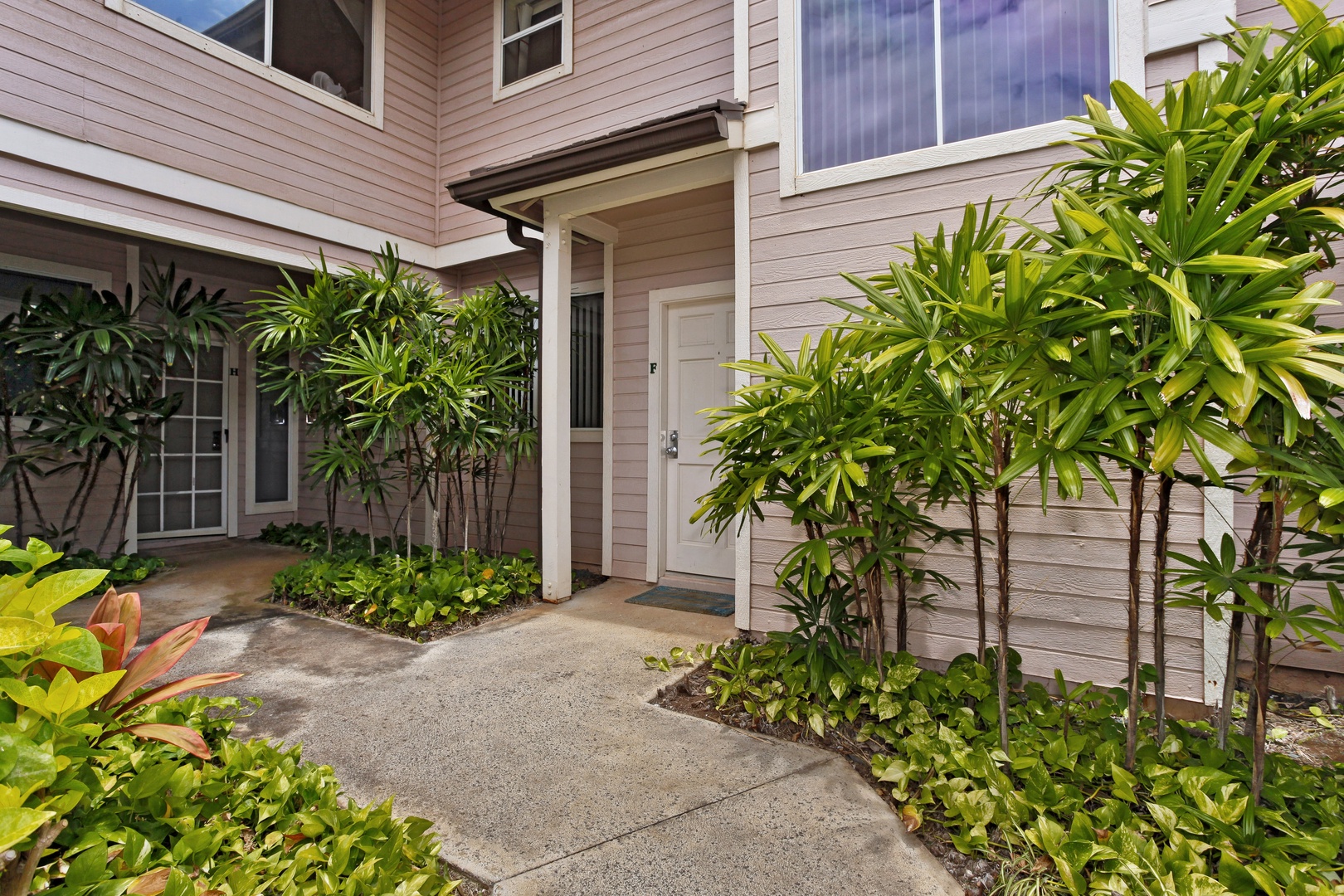 Kapolei Vacation Rentals, Fairways at Ko Olina 33F - The entrance with a paved pathway.