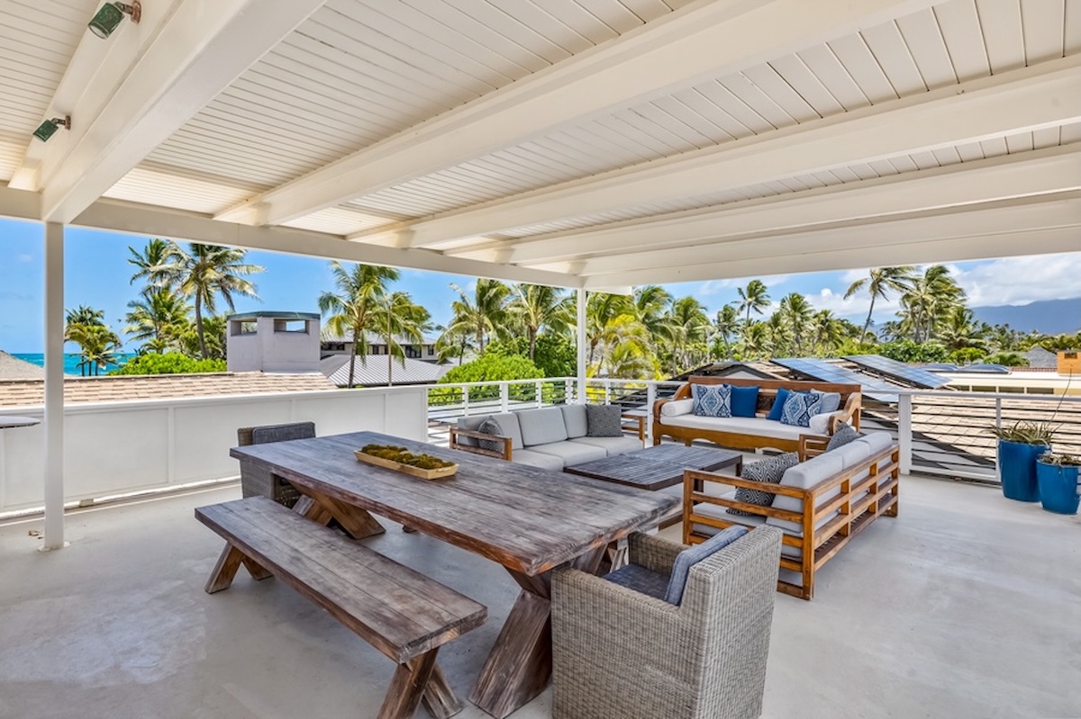 Kailua Vacation Rentals, Hale Ohana - There's ample seating up here as well as a dining table.