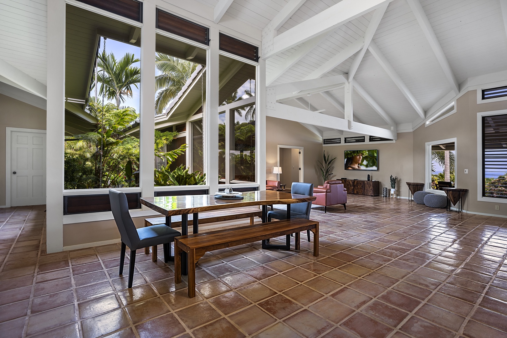 Kailua Kona Vacation Rentals, Pineapple House - Dining for 6 aside the water feature