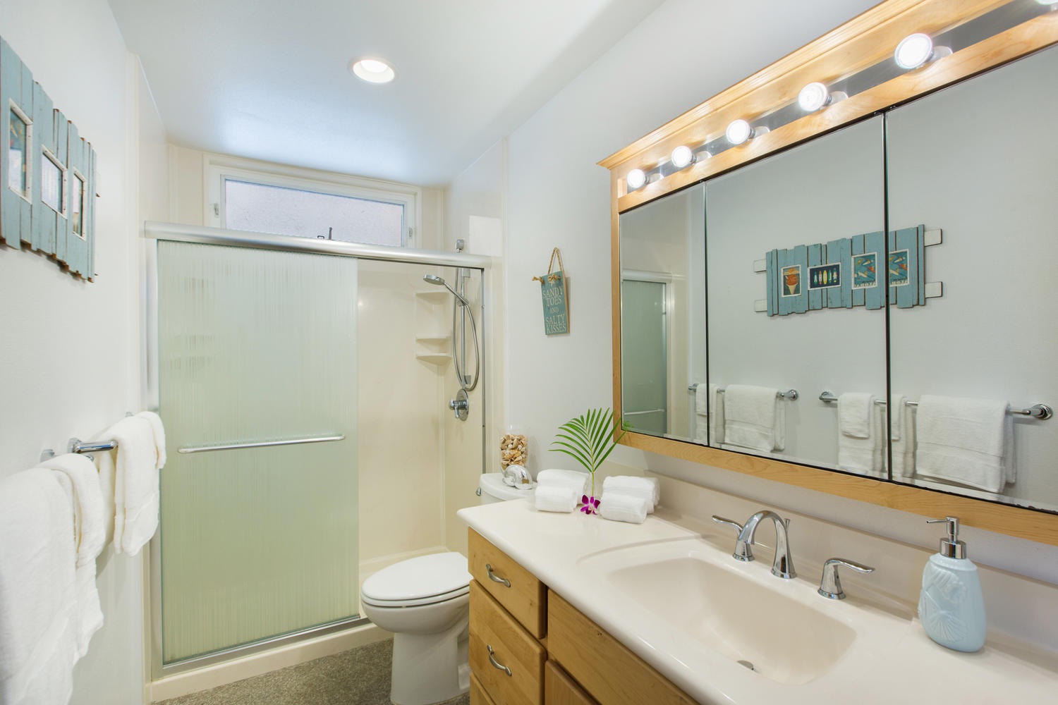 Honolulu Vacation Rentals, Makani Lani - Shared hallway bathroom on main floor.