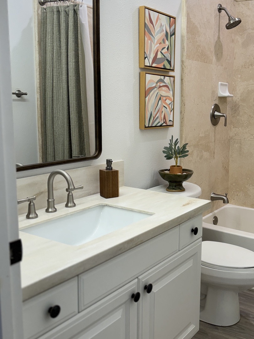 Kapolei Vacation Rentals, Coconut Plantation 1074-1 - Well-appointed bathroom featuring a combination shower and tub, ample counter space, and earth-toned decor.